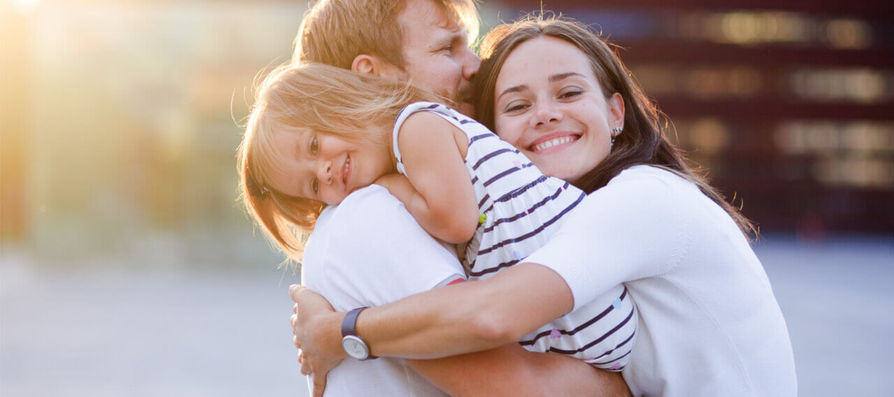 1800×800 Familie Nähe Umarmung Inneres Kind _shutterstock_712404841