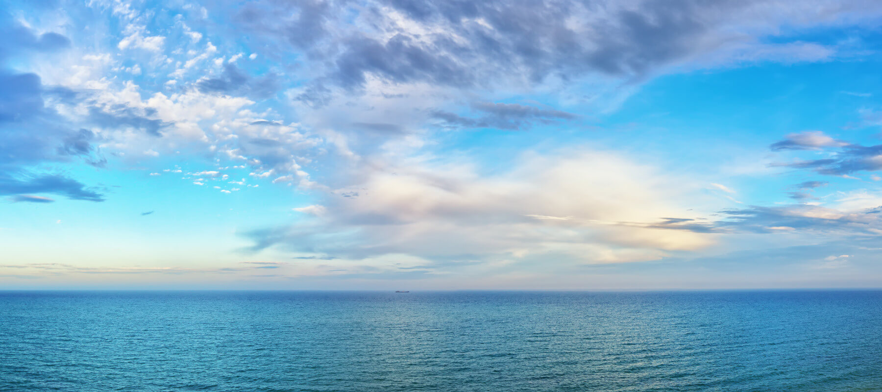 Schwangere beim Pilates am Strand (© chupacabra – stock.adobe.com)