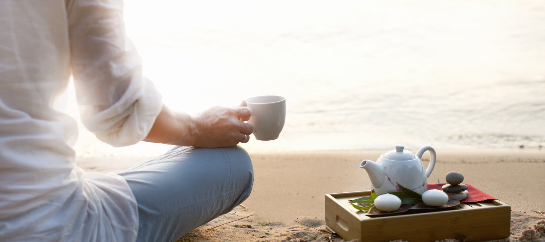 Schwangere beim Pilates am Strand (© chupacabra – stock.adobe.com)