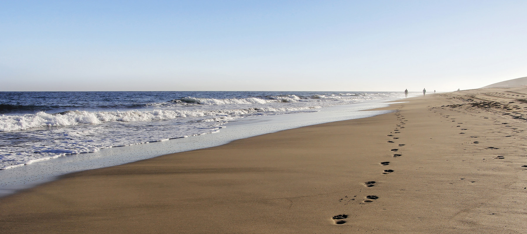 Schwangere beim Pilates am Strand (© chupacabra – stock.adobe.com)