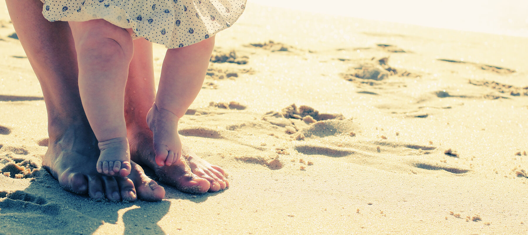 Schwangere beim Pilates am Strand (© chupacabra – stock.adobe.com)