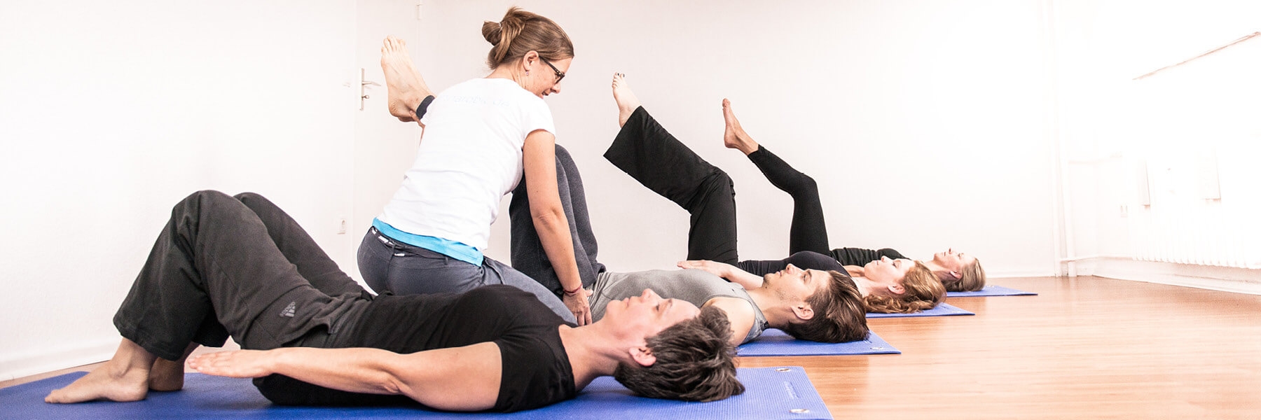 Pilates-Grundposition (nach APPI), dient der Stärkung der tiefen Bauch- und Rückenmuskeln, body and mind technique